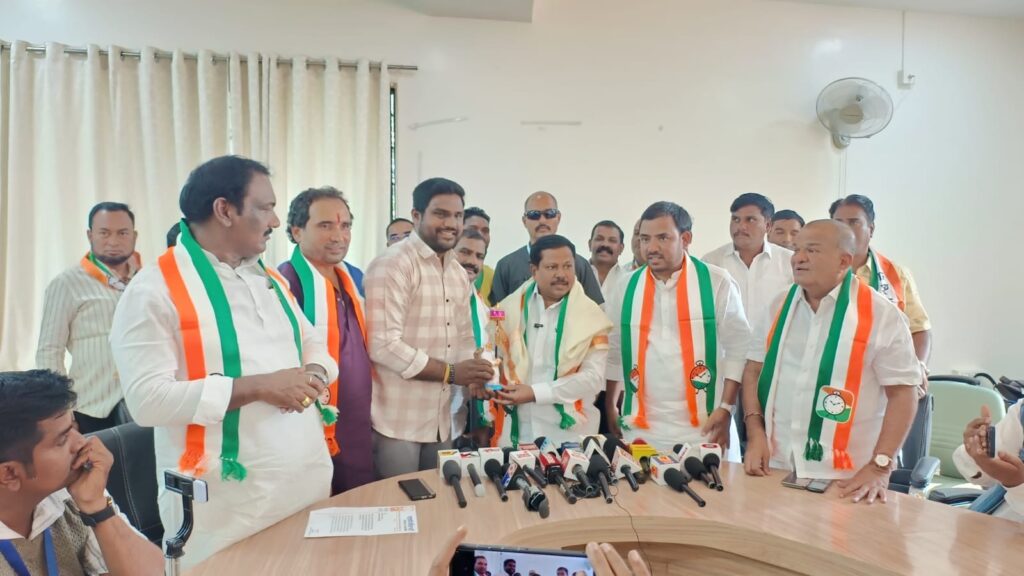 ग्रामदैवत श्री सिद्धेश्वर महाराजांच्या यात्रेला येण्याचे विधानसभेचे उपाध्यक्ष अण्णा बनसोडे यांना निमंत्रण !