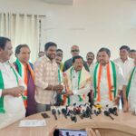 ग्रामदैवत श्री सिद्धेश्वर महाराजांच्या यात्रेला येण्याचे विधानसभेचे उपाध्यक्ष अण्णा बनसोडे यांना निमंत्रण ! ग्रामदैवत श्री सिद्धेश्वर महाराजांच्या यात्रेला येण्याचे विधानसभेचे उपाध्यक्ष अण्णा बनसोडे यांना निमंत्रण !