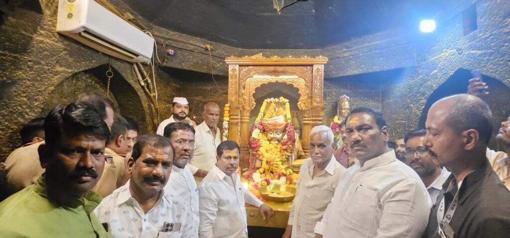 बाळे खंडोबा मंदिरात अण्णा बनसोडे यांनी विजयाचा भंडारा उधळला