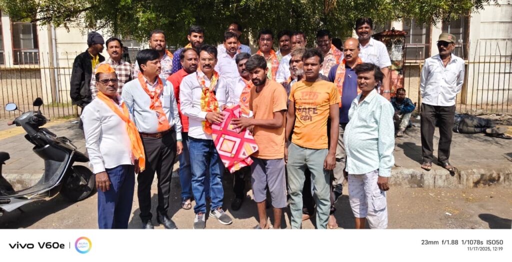 बाळासाहेब ठाकरे यांच्या स्मृतिदिन, युवा सेनेच्या वतीने ब्लॅंकेट वाटप