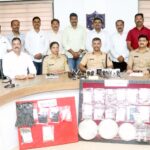 घरफोडी करणारे सराईत चोरटे जेरबंद, 13.3 तोळे सोन्याच्या दागिन्यांसह मुद्देमाल हस्तगत घरफोडी करणारे सराईत चोरटे जेरबंद, 13.3 तोळे सोन्याच्या दागिन्यांसह मुद्देमाल हस्तगत