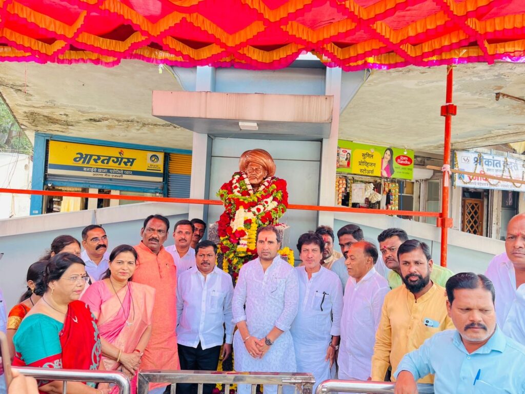 क्रांतिसूर्य महात्मा फुले यांनी शेतकरी आणि बहुजन समाजाच्या समस्यांना केंद्रस्थानी ठेवून पुरोगामी विचारांची मांडणी केली