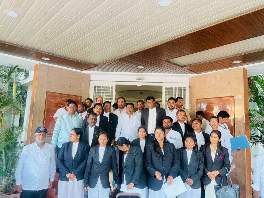 अजितदादांच्या दिमतीला वकीलांची मोठी फौज