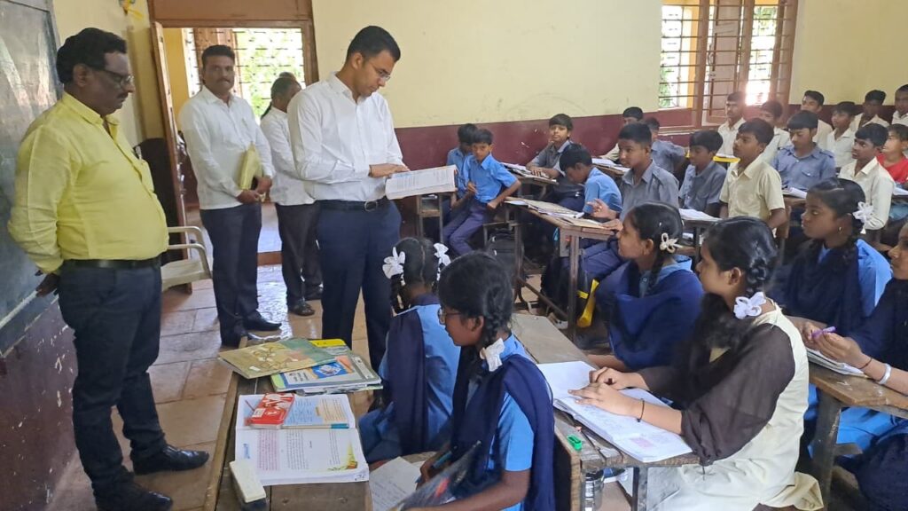 विद्यार्थ्यांच्या सर्वांगीण विकासासाठी शिक्षकांनी नवीन उंची गाठावी – आयुक्त डॉ. ओम्बासे