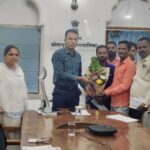 आयुक्त ओंबासे यांच्या हस्ते स्वच्छता दूत जाधव यांचा सत्कार