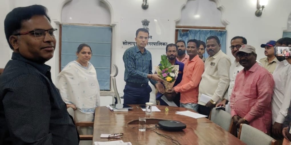 आयुक्त ओंबासे यांच्या हस्ते स्वच्छता दूत जाधव यांचा सत्कार