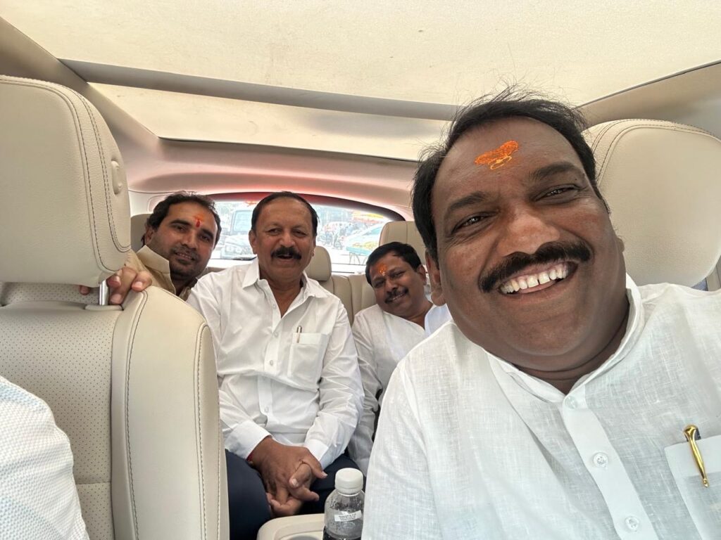 अण्णा बनसोडे आणि आ.विजयकुमार देशमुख यांचा एकाच गाडीमधून प्रवास