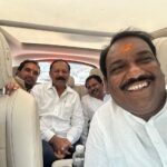 अण्णा बनसोडे आणि आ.विजयकुमार देशमुख यांचा एकाच गाडीमधून प्रवास