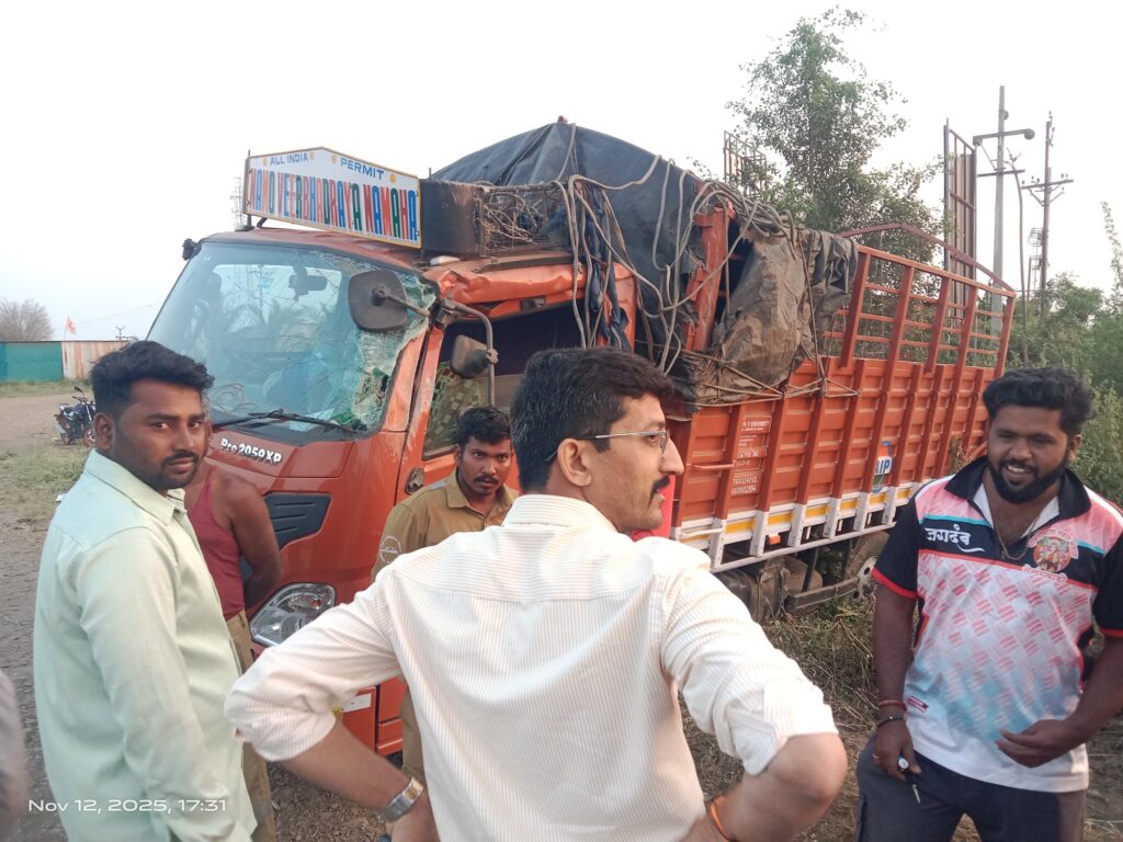 सोलापूर पुणे महामार्गावर भरधाव कारची आयशर टेम्पोला धडक, दोघे जण गंभीर जखमी