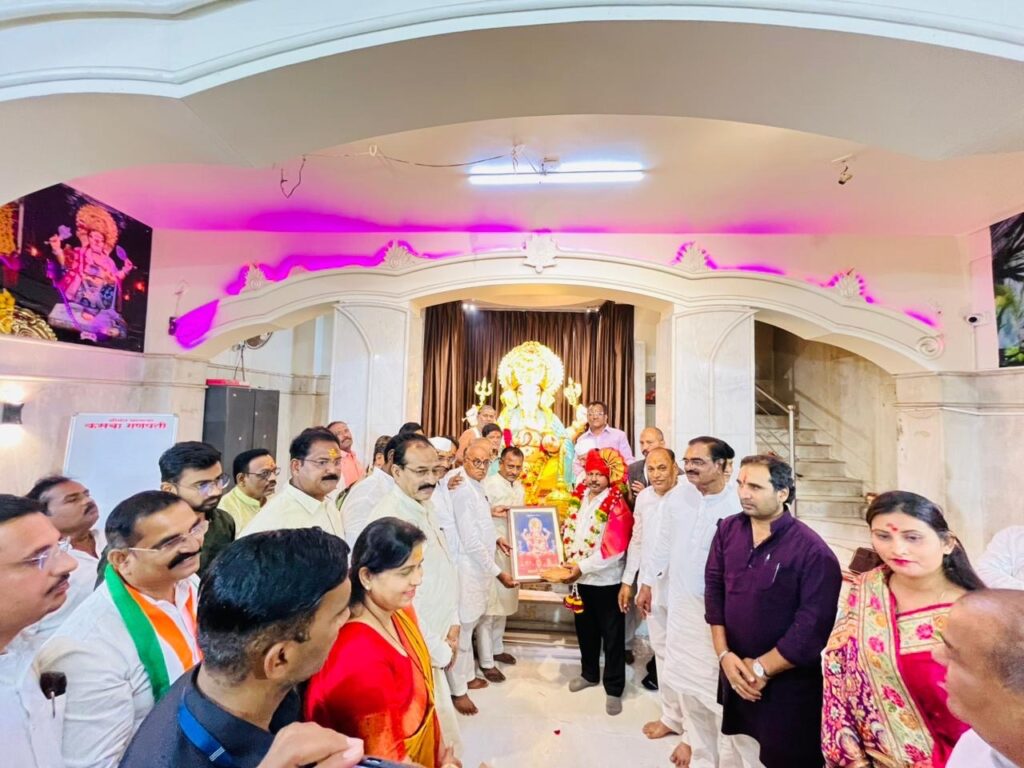 सोलापुरातील मानाचा श्री. कसबा गणपतीच्या दर्शनाने सहसंपर्क मंत्री अण्णा बनसोडे कृतज्ञ !