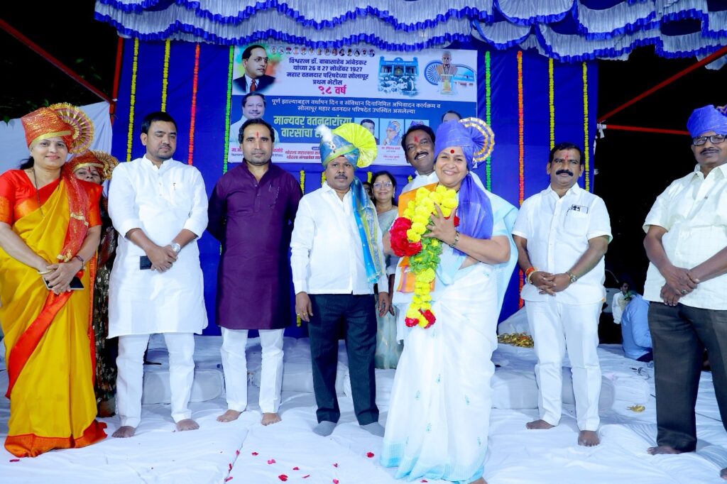 महार वतनदार ऐतिहासिक परिषदेत उपस्थित असलेल्या वतनदारांच्या वारसांचा सन्मान