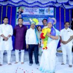 महार वतनदार ऐतिहासिक परिषदेत उपस्थित असलेल्या वतनदारांच्या वारसांचा सन्मान