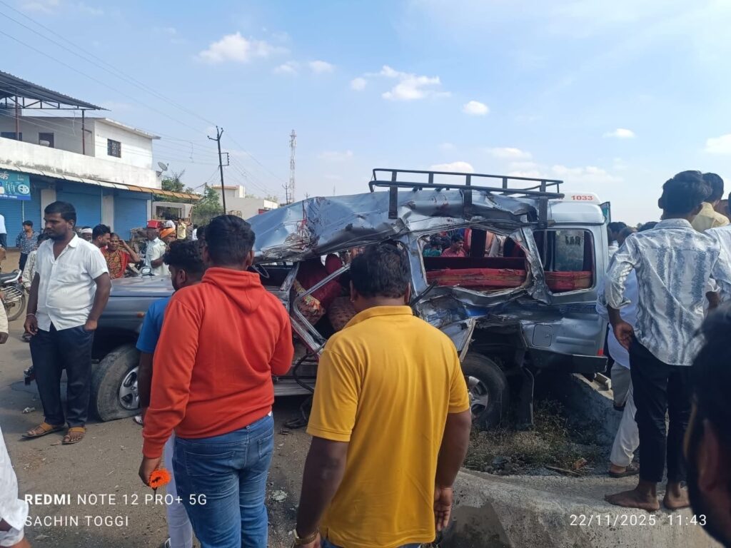 देवदर्शनापूर्वी अपघात … ! तीन महिला ठार तर बारा भाविक जखमी