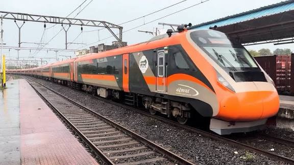 सोलापूर – मुंबई वंदे भारत एक्सप्रेसला दौंड स्थानकावर अतिरिक्त थांबा