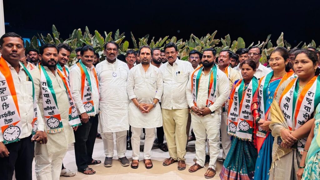 भाजपला मोठा धक्का; चव्हाण कुटुंबासह शेकडो कार्यकर्त्यांचा राष्ट्रवादीत प्रवेश भाजपला मोठा धक्का; चव्हाण कुटुंबासह शेकडो कार्यकर्त्यांचा राष्ट्रवादीत प्रवेश