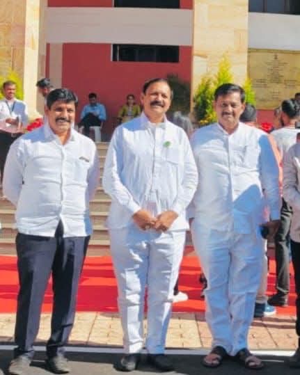 उड्डाणपूल ते पाणीप्रश्नःदोन्ही ‘देशमुखांची’ नागपुरात हालचाल; मुख्यमंत्री देवेंद्र फडणवीस यांच्याशी केली चर्चा उड्डाणपूल ते पाणीप्रश्नःदोन्ही ‘देशमुखांची’ नागपुरात हालचाल; मुख्यमंत्री देवेंद्र फडणवीस यांच्याशी केली चर्चा