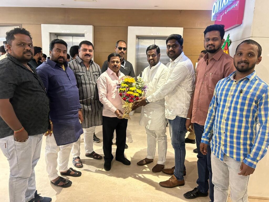 पाणीप्रश्नसोडवणाऱ्यानेतृत्वाचासन्मान; आण्णासाहेबबनसोडेयांचापुण्यातसत्कार पाणीप्रश्नसोडवणाऱ्यानेतृत्वाचासन्मान; आण्णासाहेबबनसोडेयांचापुण्यातसत्कार