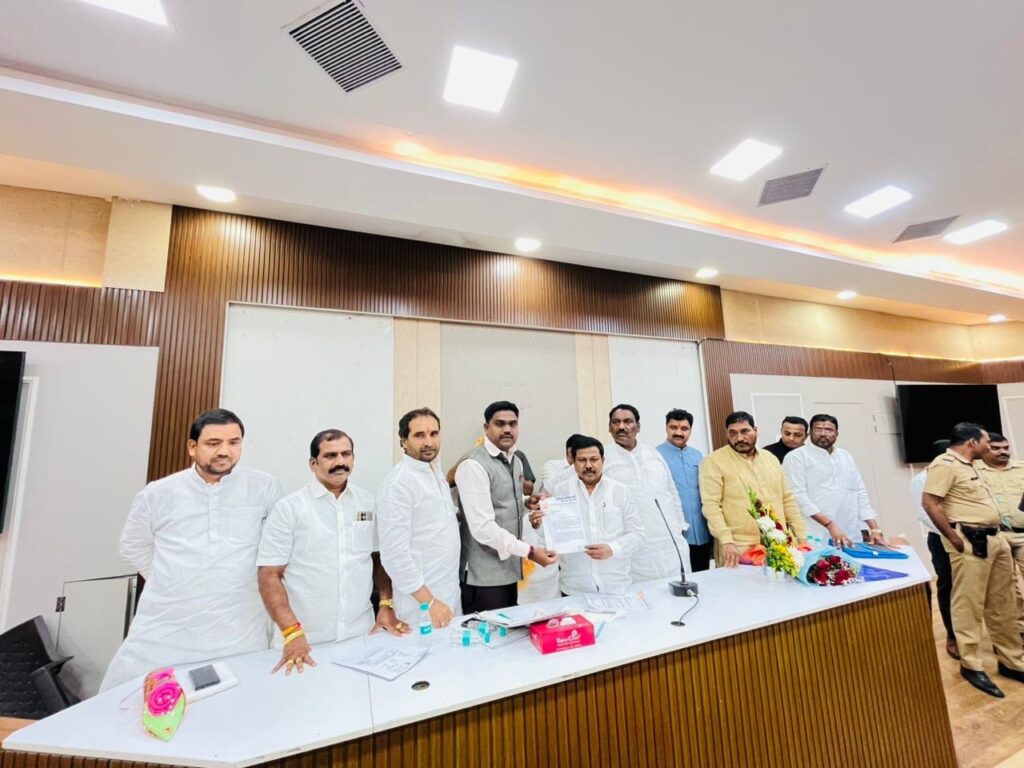 सोलापूरच्या प्रश्नांवर निवेदन : सोशल मीडिया शहराध्यक्ष वैभव गंगनेंचे उपाध्यक्ष अण्णासाहेब बनसोडे यांना निवेदन सोलापूरच्या प्रश्नांवर निवेदन : सोशल मीडिया शहराध्यक्ष वैभव गंगनेंचे उपाध्यक्ष अण्णासाहेब बनसोडे यांना निवेदन