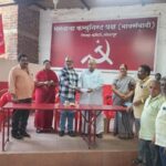 आडम मास्तर यांनी निवृत्ती वेतन ७१ हजार रुपये पक्षाच्या निवडणूक निधीसाठी सुपूर्द