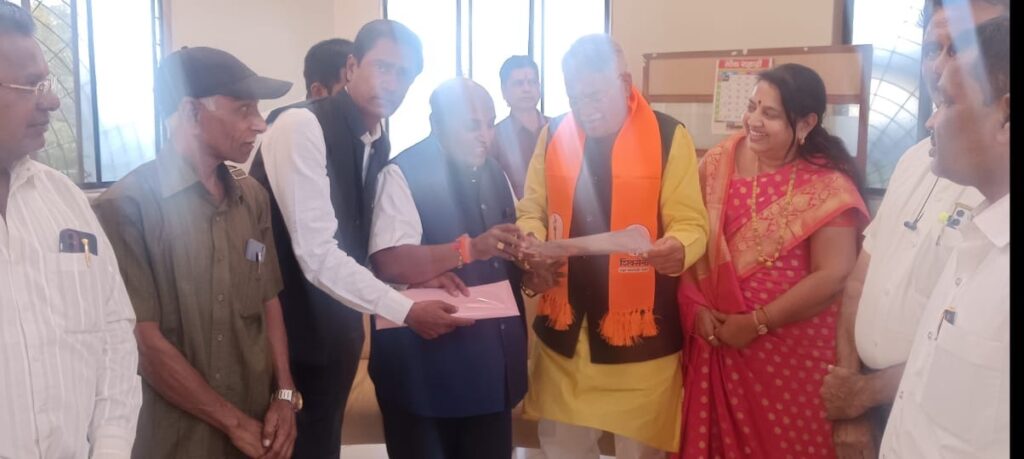 वकिलाच्या शिष्टमंडळाने घेतली चंद्रकांत खैरे यांची भेट; प्रभाग ९ मधून उमेदवारीची मागणी वकिलाच्या शिष्टमंडळाने घेतली चंद्रकांत खैरे यांची भेट; प्रभाग ९ मधून उमेदवारीची मागणी