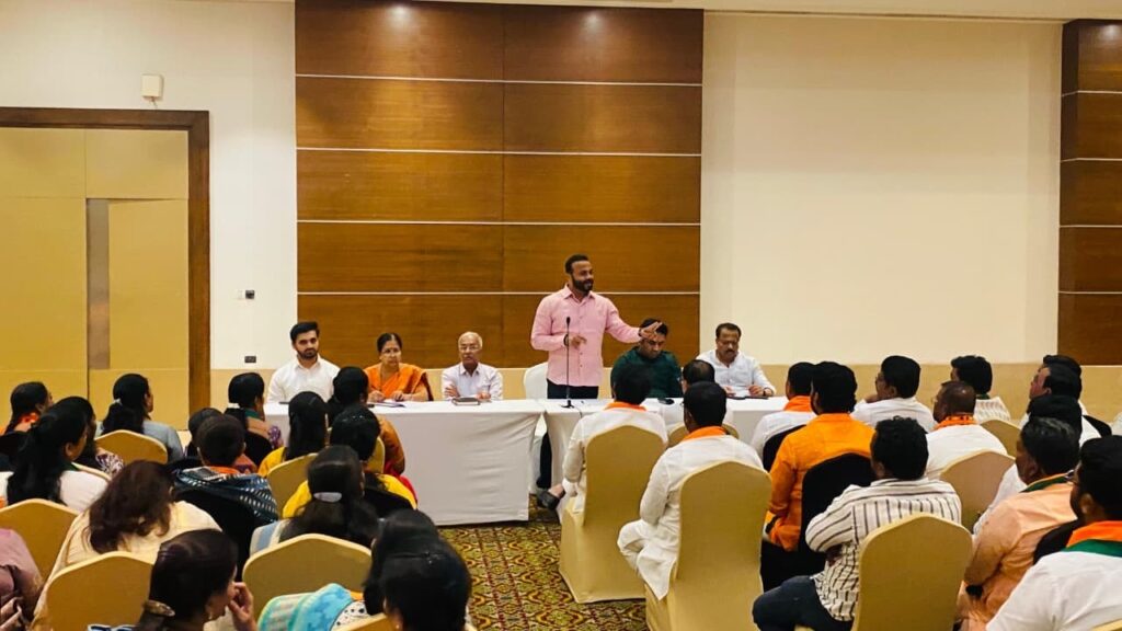 भाजपा उमेदवारांनी प्रत्येक मतदारांपर्यंत पोहोचवावीत पक्षाची ध्येयधोरणे – पालकमंत्री जयकुमार गोरे