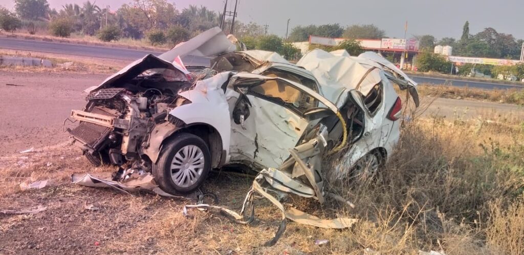 देवदर्शनासाठी निघालेल्यांना वाटेतच काळाने गाठले; सोलापूर – पुणे राष्ट्रीय महामार्गावर 5 जणांचा दुर्दैवी अंत