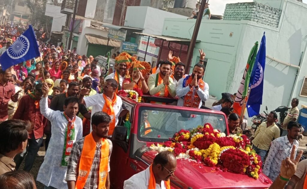 प्रभाग २२‎ मध्ये‎ पालकमंत्री‎ जयकुमार‎ गोरे यांच्या‎ उपस्थितीत‎ किसन‎ जाधव पॅनलचा‎ महाशक्तीप्रदर्शन‎ रोडशो