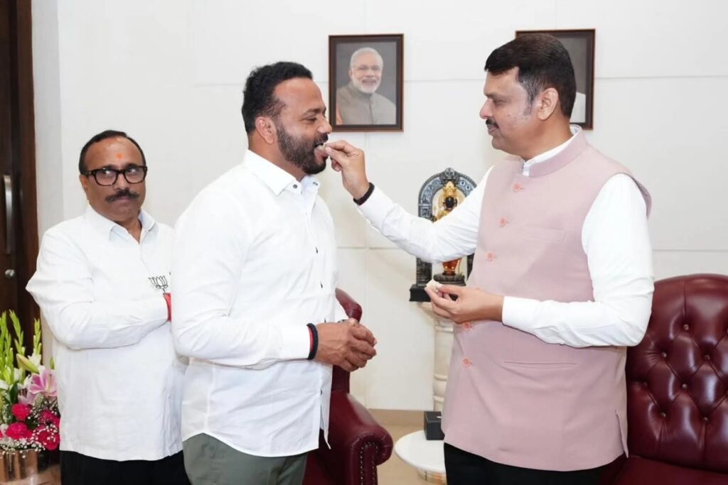 सोलापूर महापालिकेवर दणदणीत विजय! देवा भाऊंनी भरवले जया भाऊंना पेढे