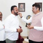 सोलापूर महापालिकेवर दणदणीत विजय! देवा भाऊंनी भरवले जया भाऊंना पेढे