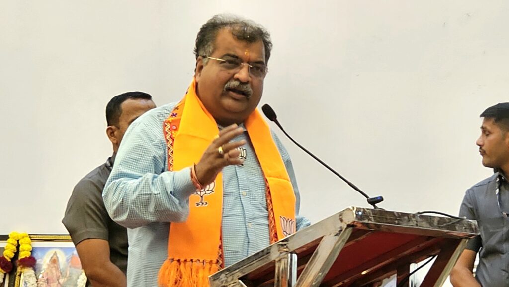 विकसित सोलापूरच्या स्वप्नपूर्तीसाठी भाजपाच्या १०२ उमेदवारांना विजयी करा विकसित सोलापूरच्या स्वप्नपूर्तीसाठी भाजपाच्या १०२ उमेदवारांना विजयी करा