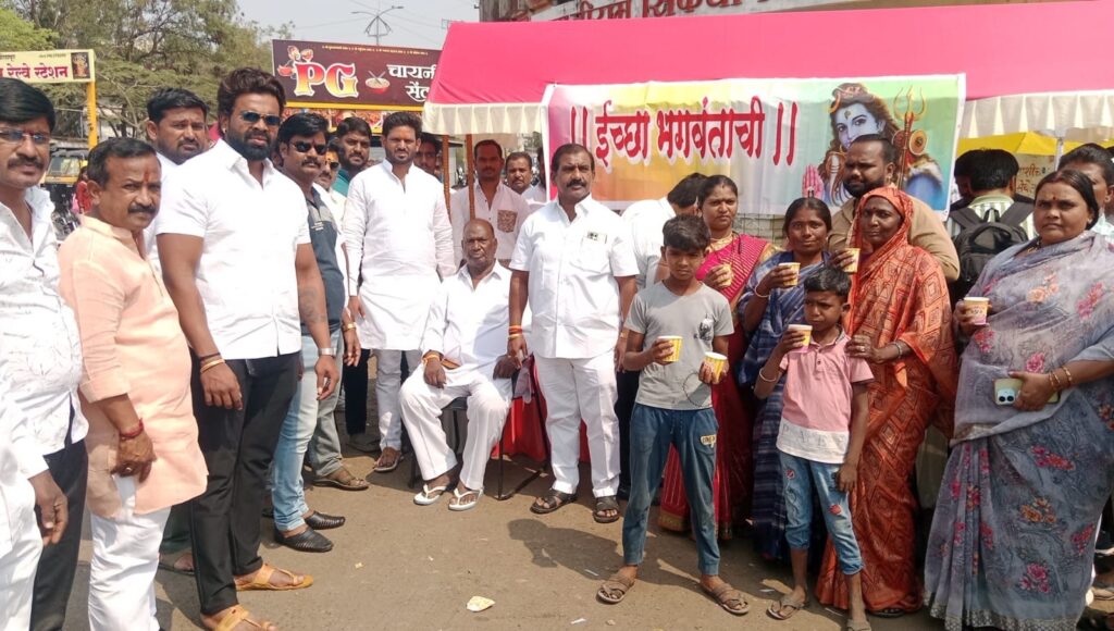 “हर हर महादेव”च्या जयघोषात ईच्छा भगवंताची परिवाराकडून पौष्टिक सुगंधी दुधाचे वाटप “हर हर महादेव”च्या जयघोषात ईच्छा भगवंताची परिवाराकडून पौष्टिक सुगंधी दुधाचे वाटप