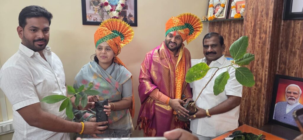 ईच्छा‎ भगवंताची‎ परिवाराच्या वतीनं सोलापूरच्या‎ विकासाच्या शिलेदारांचा सन्मान