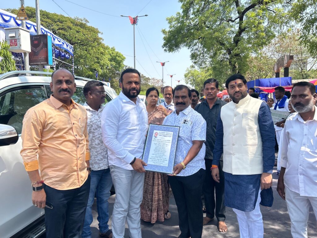 नगरसेवक किसन जाधव यांच्याकडून पालकमंत्री गोरे यांना संविधानाची प्रतिमा भेट नगरसेवक किसन जाधव यांच्याकडून पालकमंत्री गोरे यांना संविधानाची प्रतिमा भेट