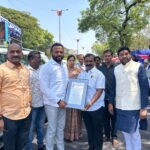 नगरसेवक किसन जाधव यांच्याकडून पालकमंत्री गोरे यांना संविधानाची प्रतिमा भेट