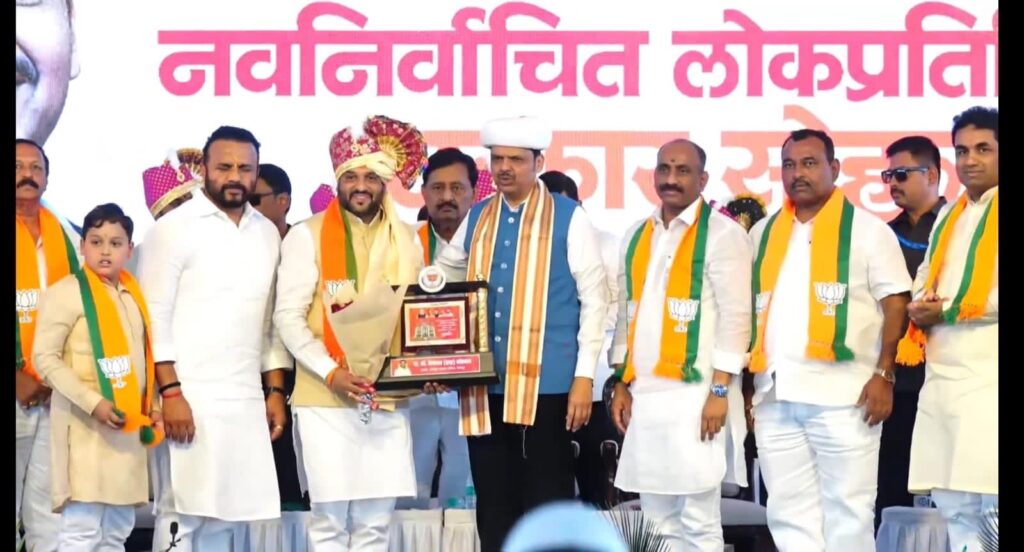 सोलापूरच्या विकासासाठी मुख्यमंत्र्यांनी दिल्या महापौरांना शुभेच्छा सोलापूरच्या विकासासाठी मुख्यमंत्र्यांनी दिल्या महापौरांना शुभेच्छा