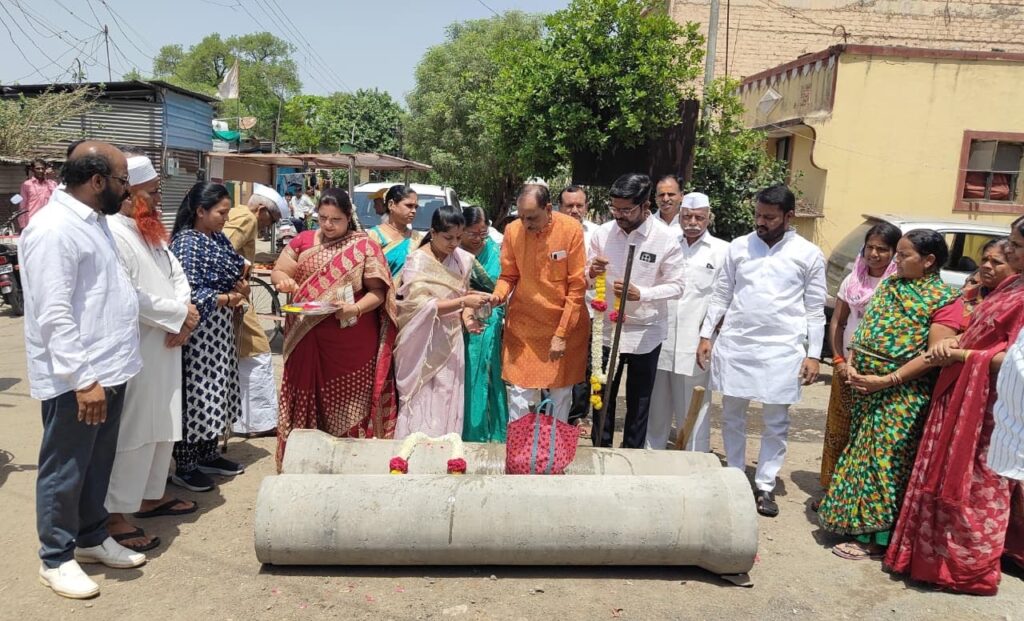 ड्रेनेज लाईन कामाचा शुभारंभ; आ. देवेंद्र कोठे यांच्याकडून विकास निधी ड्रेनेज लाईन कामाचा शुभारंभ; आ. देवेंद्र कोठे यांच्याकडून विकास निधी