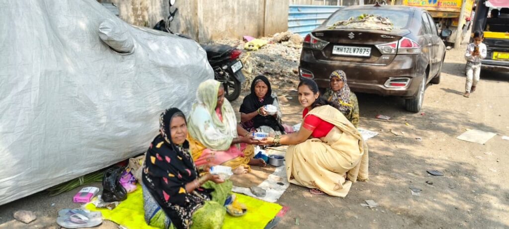 अनिता फौंडेशन च्यावतीने अन्नदान अनिता फौंडेशन च्यावतीने अन्नदान