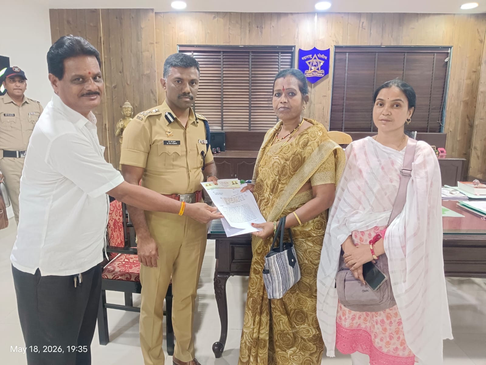 शिक्षण अधिकाऱ्यावर ॲट्रॉसिटी व विनयभंगाचा गुन्हा दाखल करा