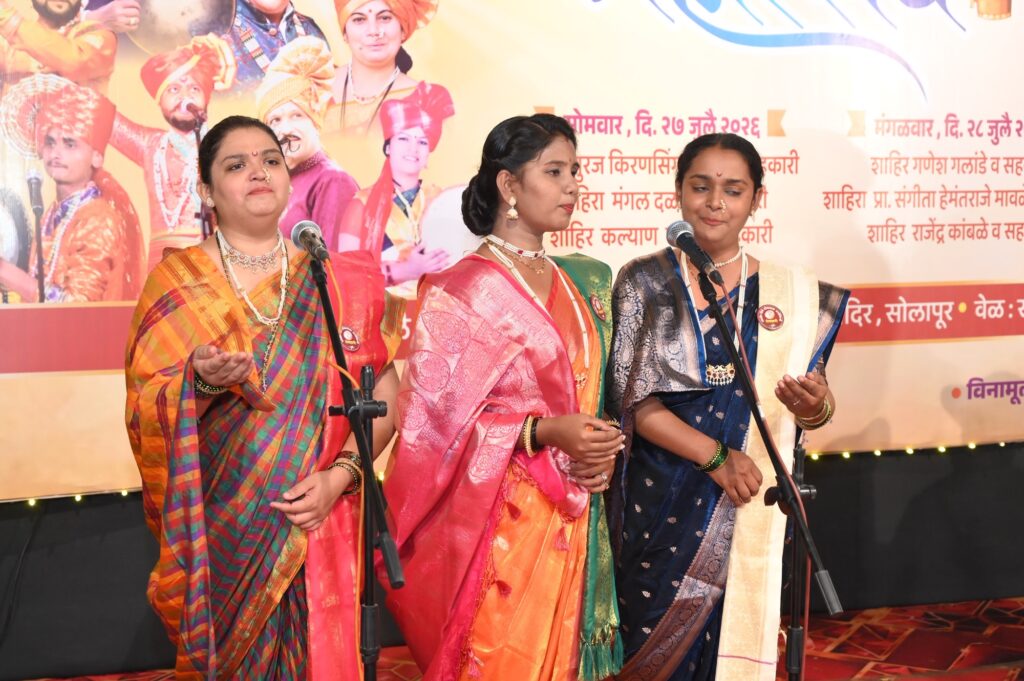 शाहिरी महोत्सवाच्या दुसऱ्या दिवशी शिवराय,जिजाऊ, सावित्रीबाई यांच्यावरील पोवाड्याचे सादरीकरण शाहिरी महोत्सवाच्या दुसऱ्या दिवशी शिवराय,जिजाऊ, सावित्रीबाई यांच्यावरील पोवाड्याचे सादरीकरण