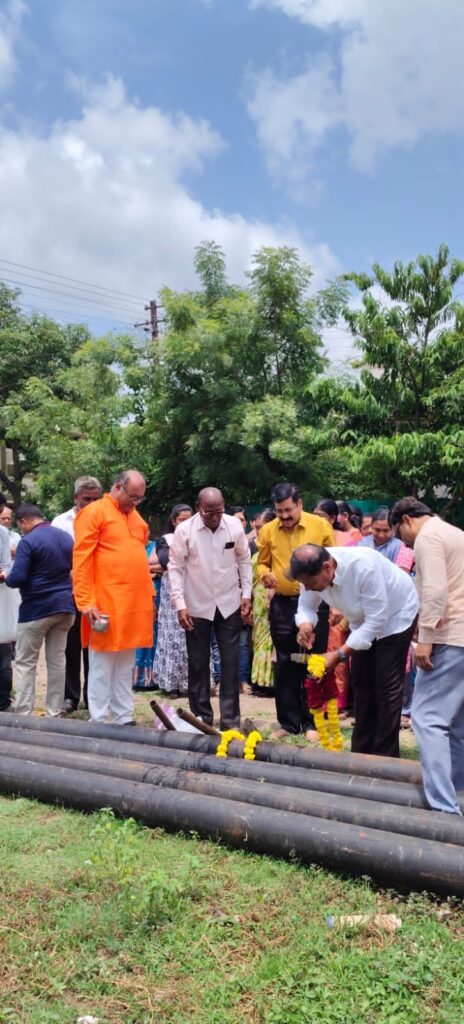जुळे सोलापुरातील बँक कॉलनी पिण्याच्या पाईपलाईन कामाचा शुभारंभ जुळे सोलापुरातील बँक कॉलनी पिण्याच्या पाईपलाईन कामाचा शुभारंभ