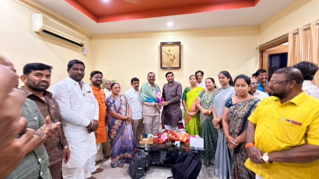 १७० विषयांना सर्वसाधारण सभेची मंजुरी; महापौर विनायक कोंड्याल व सभागृहनेते नरेंद्र काळे यांचा सत्कार १७० विषयांना सर्वसाधारण सभेची मंजुरी; महापौर विनायक कोंड्याल व सभागृहनेते नरेंद्र काळे यांचा सत्कार