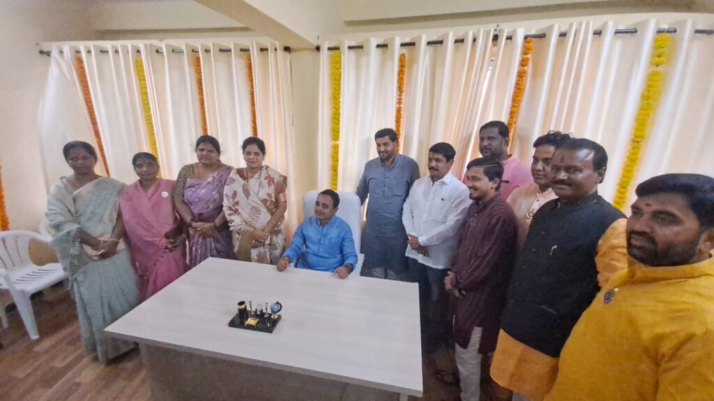 सोलापूर महानगरपालिकेच्या सहा विषय समिती सभापतींच्या कार्यालयांचे उद्घाटन संपन्न सोलापूर महानगरपालिकेच्या सहा विषय समिती सभापतींच्या कार्यालयांचे उद्घाटन संपन्न