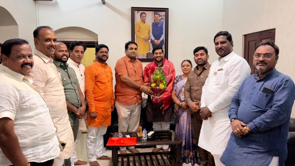 मनपाच्या इतिहासातील विक्रमी ठरावाबद्दल आ. देवेंद्र कोठे यांनी केला महापौर विनायक कोंड्याल यांचा सत्कार मनपाच्या इतिहासातील विक्रमी ठरावाबद्दल आ. देवेंद्र कोठे यांनी केला महापौर विनायक कोंड्याल यांचा सत्कार