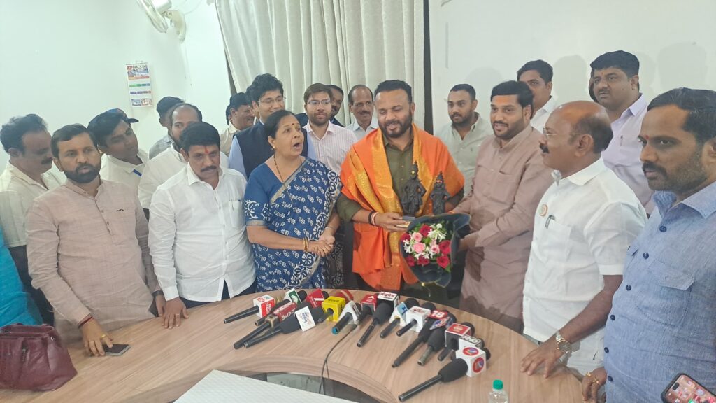 आषाढी वारीच्या यशस्वी नियोजन व व्यवस्थापनाबद्दल” पालकमंत्री गोरेंचा सत्कार आषाढी वारीच्या यशस्वी नियोजन व व्यवस्थापनाबद्दल” पालकमंत्री गोरेंचा सत्कार