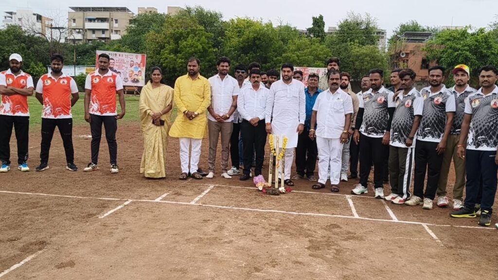 ईच्छा भगवंताची परिवाराच्या वतीने ‘भाऊ चषक’ टेनिस बॉल क्रिकेट स्पर्धेला उत्साहात प्रारंभ ईच्छा भगवंताची परिवाराच्या वतीने ‘भाऊ चषक’ टेनिस बॉल क्रिकेट स्पर्धेला उत्साहात प्रारंभ