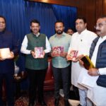 मुख्यमंत्री फडणवीस यांच्या ५६ व्या वाढदिवसानिमित्त ५६ हजार वह्यांचे वाटप