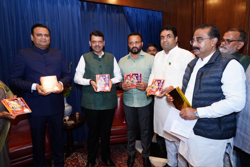 मुख्यमंत्री फडणवीस यांच्या ५६ व्या वाढदिवसानिमित्त ५६ हजार वह्यांचे वाटप