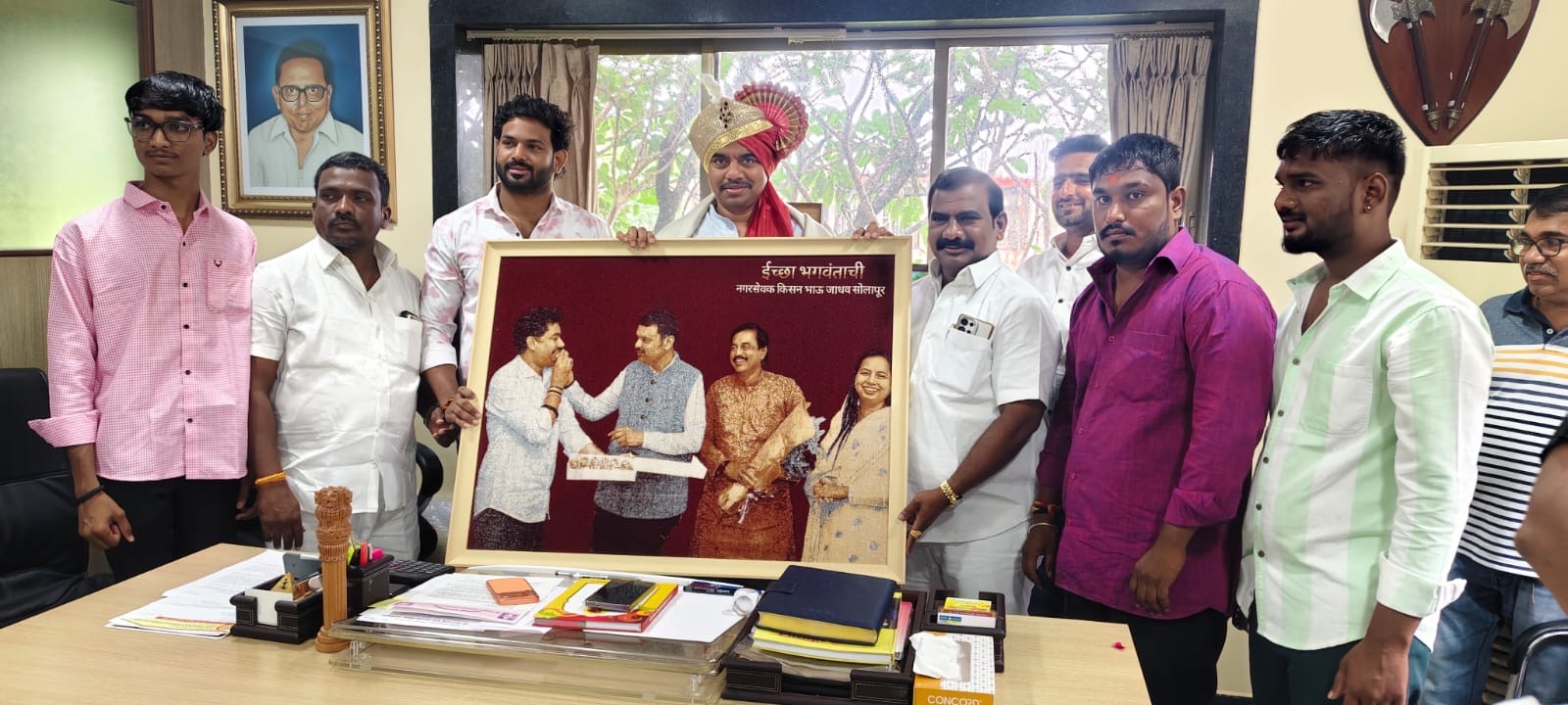 ‘ईच्छा भगवंताची’ परिवाराकडून आ.अनिकेत तटकरे यांचा सोलापुरी पद्धतीने सन्मान