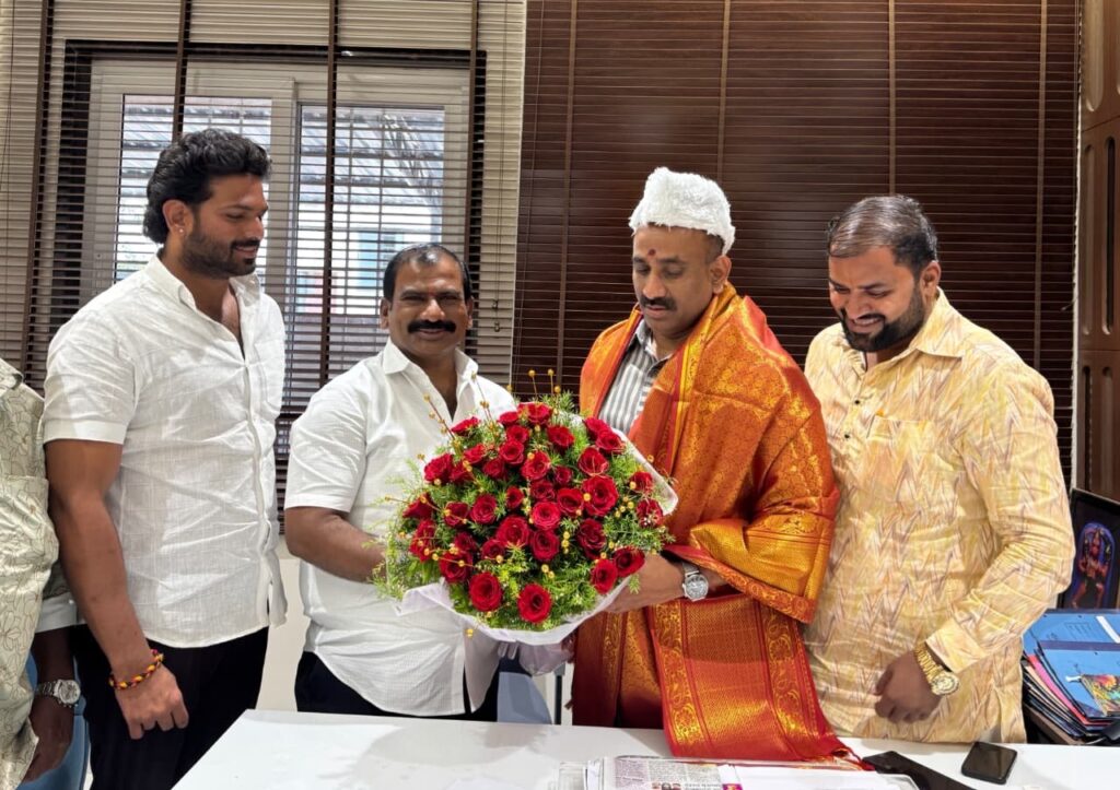 ईच्छा भगवंताचीपरिवाराकडूनआमदार सचिनकल्याणशेट्टीयांचासत्कार ईच्छा भगवंताचीपरिवाराकडूनआमदार सचिनकल्याणशेट्टीयांचासत्कार